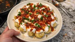 Yoğurtlu Patates Mantısı: Sarımsaklı yoğurt ve salçalı sosla pratik tarif