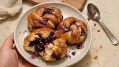 Yaban mersinli düğüm çörek: pofuduk mayalı hamur, meyveli sos ve muffin kalıbı tüyosu