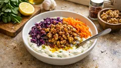 Yoğurtlu Semizotu Salatası: Sote Mor Lahana ve Cevizli Sosla Ferah Bir Meze