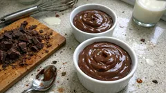 Kuplarda çikolatalı muhallebi: labneyle ipeksi kıvam, her seferinde pürüzsüz