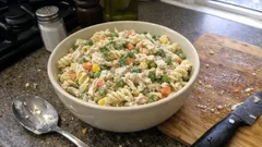 Tek kapta tavuklu makarna salatası: yoğurtlu sosuyla dinlendikçe lezzetlenir