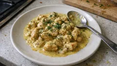 Cafe de Paris soslu tavuk: tek tavada kremamsı, baharatlı ve sulu bir akşam yemeği