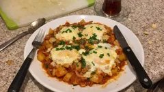 Tek tavada salçalı patatesli yumurta: kahvaltıda her seferinde tutar