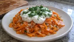 Sarımsaklı yoğurtlu havuç sıyırma: zeytinyağlı, hafif ve çok pratik meze