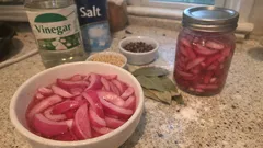 1 gecede kıtır kıtır kırmızı soğan turşusu: kebap ve köftenin yanına çok yakışıyor