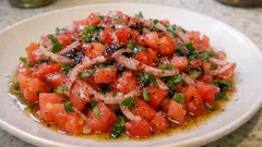 Lokanta usulü Tablacı salatası: sumaklı soğanla 10 dakikada hazır