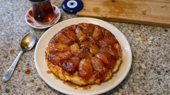 Milföylü Elmalı Tarte Tatin: parlak karamel, ters çevirince pastane gibi