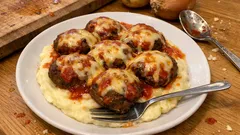 Fırında püreli köfte tarifi: salçalı sos ve kaşarla tepside tam kıvamında