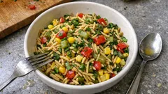 Kavrulmuş erişte salatası: turşu ve köz biberle çay saatine çok yakışır