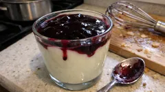 Bardakta Erik Soslu Muhallebi: pürüzsüz kıvam ve ekşi-tatlı dengesiyle hafif tatlı