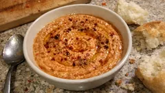 Cevizli köz biber mezesi: tahin ve nar ekşisiyle ekmeğe sürmelik lezzet