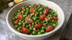 Çıtır kalan sultani bezelye salatası: limonlu zeytinyağı sosuyla