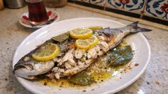 Limon ve defneyle fırında lüfer: kurumadan, lokum gibi pişirme yöntemi