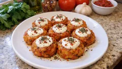 Yoğurtlu Patates Dolması: salçalı patates yuvaları ve sarımsaklı yoğurtla nefis meze