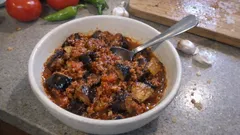 Fırınsız tencerede patlıcan musakka: kıymalı sosu patlıcana iyice çeken tarif