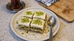 Pastane usulü soğuk baklava: sütlü şerbet, çıtır katlar ve çikolatalı üst