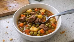 Etli bezelye yemeği tarifi: lokanta kıvamında, ne sulu ne kuru