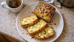 Tek kapta mısır unlu tuzlu kek: peynirli dereotlu, çay saatine çok yakışır