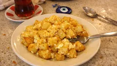 Tek tavada yumurtalı patates: sütlü dokusuyla yumuşacık, pratik kahvaltılık tarif