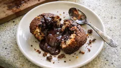 İçi akışkan çikolatalı Lava Şifon Muffin: puf puf doku, pastane gibi sonuç