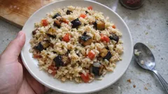 Kızarmış patlıcanlı pirinç pilavı: tane tane tutan, domatesli pratik tarif