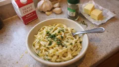 Kremalı makarna tarifi: Sarımsak ve fesleğenle kıvamı tam tutan pratik sos