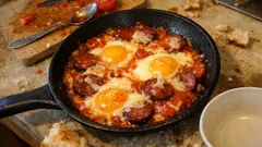 Tek tavada domatesli sucuklu yumurta: banmalık sosuyla 10 dakikada