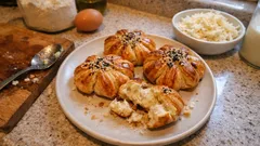 Şeritli Çiçek Poğaça: Yaş mayayla pamuk gibi, peynirli ve çok kolay