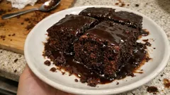 Kek kalıbında ıslak kek tarifi: sosu kaynatmadan tam kıvamında