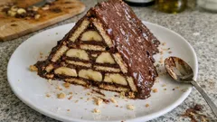 Fırınsız muzlu bisküvili piramit pasta: buzdolabında dinlendikçe güzelleşir