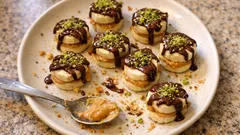 3 malzemeyle fıstık ezmeli muz sandviç: üzerine çikolata gezdirip servis edin