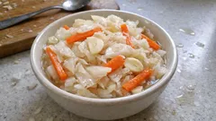 Kütür kütür beyaz lahana turşusu: üzüm sirkeli, 15 günde tam kıvamında