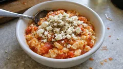 Soğanlı-sarımsaklı Strapatsada: peynirle kıvamı tutan domatesli yumurta tarifi