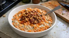 Cevizli Havuç Salatası: Sarımsaklı Yoğurt ve Cevizli Biberli Yağla Tam Kıvamında