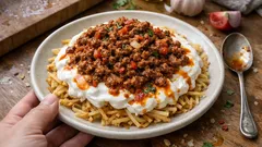 Mantı tadında yoğurtlu kıymalı erişte: kavurarak yapılan pratik ve doyurucu ana yemek