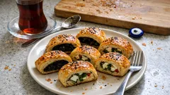 Tek hamurla iki iç: Peynirli ve zeytin ezmeli glutensiz rulo poğaça tarifi