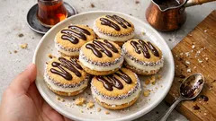 Pastane usulü Prenses Kurabiye: vanilyalı kremalı, üstü çikolata soslu