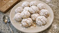 Az malzemeyle Cevizli İtalyan Kurabiyesi: dışı pudra şekerli, içi yumuşacık