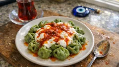 Ispanaklı mantı tarifi: hamuru yeşil, içi kıymalı, üstü sarımsaklı yoğurtlu