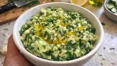 Adana usulü teretür: marulu tuzla ovup tahinle kıvamlı meze yapın