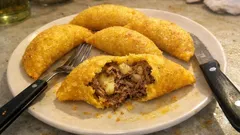 Masarepa ile Kolombiya Empanadası: etli-patatesli harçla dışı çıtır, içi yumuşak
