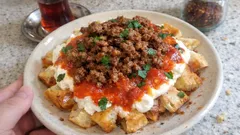 Bayat Ramazan pidesiyle yalancı İskender: kıymalı, yoğurtlu pratik tarif