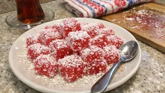 Jelatinsiz çilekli jelibon tarifi: nişastayla lokum gibi kıvam