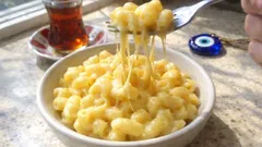 Tek tencerede sütle Mac and Cheese: kremamsı, uzayan peynirli makarna