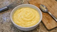 Pastane usulü yaş pasta kreması: topaklanmadan ipeksi kıvamı yakalayın