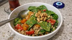 Karabuğdaylı bal kabaklı salata: fırın sebzeler ve hardallı-bal sosla doyurucu bir öğün