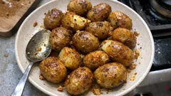 Ön haşlamayla fırında bebek patates: dışı çıtır, içi yumuşacık 10 dakikada