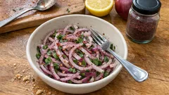 Lokanta usulü sumaklı soğan salatası: soğanı 5 dakikada yumuşatan ovma tekniği