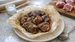 Yağlı kâğıtta kuzu eti: sadece tuzla fırında lokum gibi yumuşacık