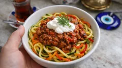 Kabak ve havuçtan sebze spagetti: kıymalı domates sosla hafif akşam yemeği